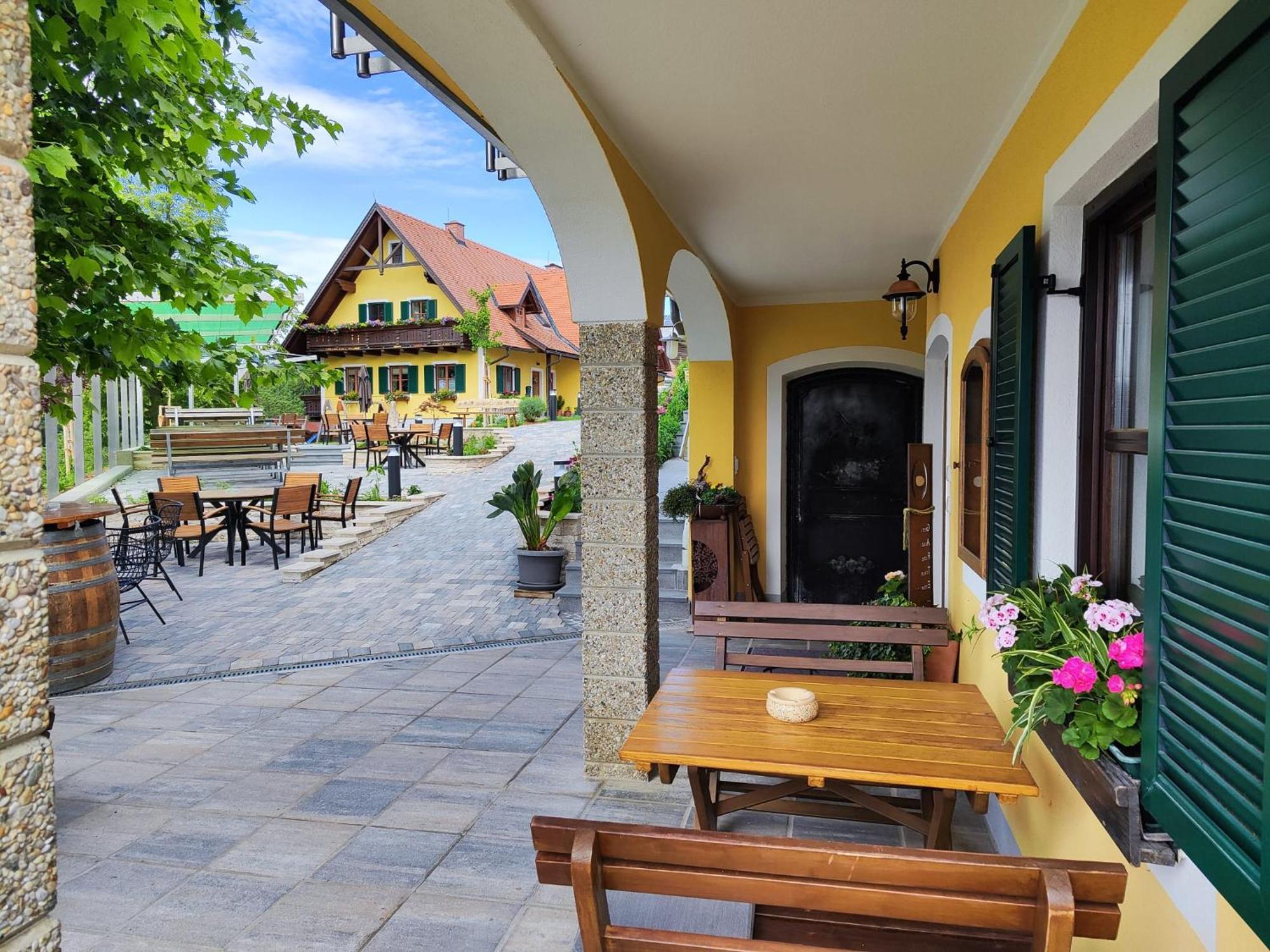 Weingut Fellner Bed & Breakfast Лейтшах Екстериор снимка